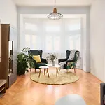 Prague Days - Spacious 3Bdr Apartment - Trendy Neighbourhood