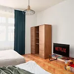 Prague Days - Spacious 3Bdr Apartment - Trendy Neighbourhood